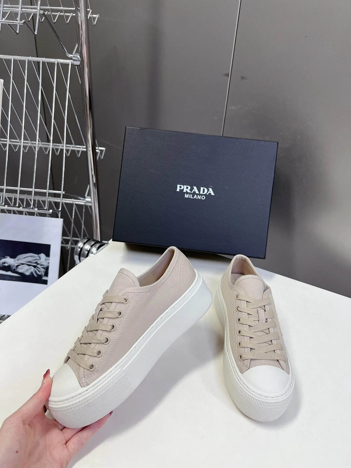 👟👟Ex-factory price 480👟👟 Prada canvas shoes, the latest black technology in technical canvas. After a few years, Prada has brought us beautiful biscuit shoes again. A must-have item that fashionistas must not miss. There are no complicated decorations, and the texture is very vintage. The purity and minimalism are neat and poetic. The latest canvas adds a casual touch.  Upper: original technical canvas. Short foot pad: sheepskin. Outsole: Eva ultra-light foam. Outsole height 4CM. Size: #35-41 (customized for 40 units, non-refundable).